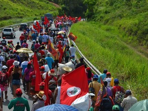 Marcha durante passagem pelo município de Messias, na segunda-feira (4). (Foto: Gustavo Marinho/Ascom MST)