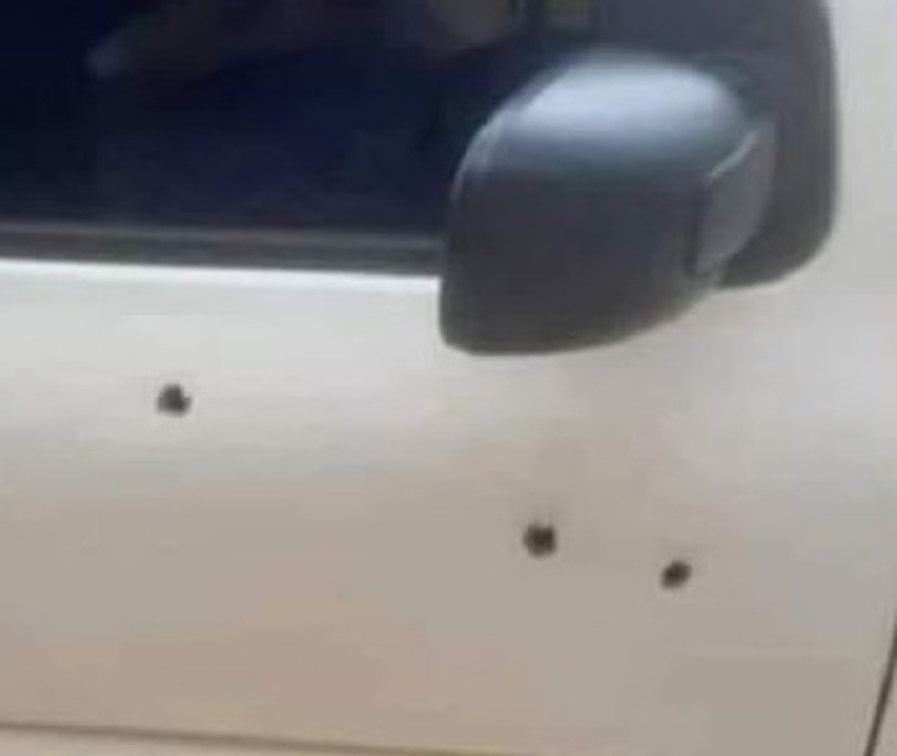Táxi que vereador iria entrar ficou com marcas dos tiros. — Foto: Reprodução / TV Liberal