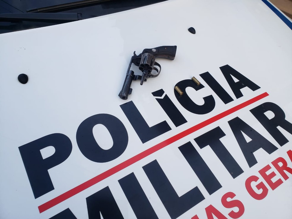 Arma utilizada no crime foi apreendida — Foto: Daniel Cristian - Inter TV