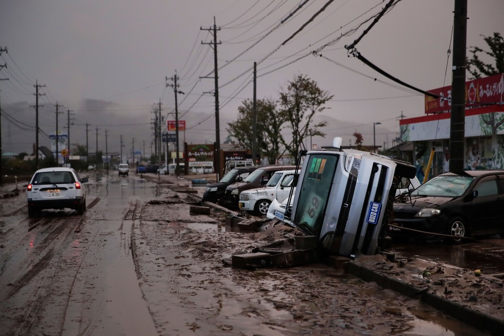 Veículos danificados são vistos nesta segunda-feira (14), em Hoyasu, após a passagem do furacão Hagibis  — Foto: Jae C. Hong/AP