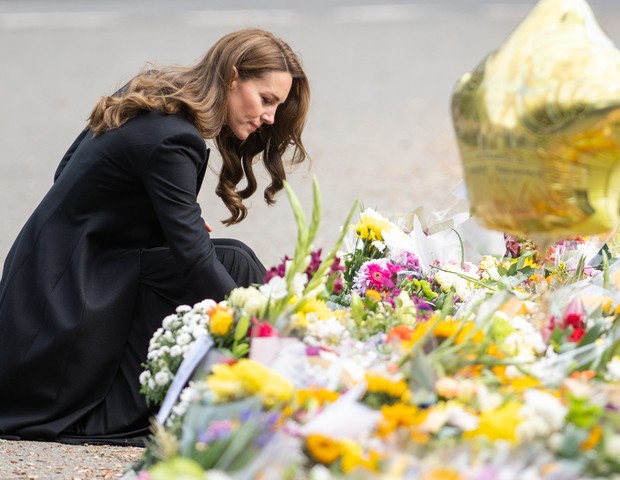KING'S LYNN, ENGLAND - SEPTEMBER 15: Catherine, Princess of Wales view sfloral tributes at Sandringham on September 15, 2022 in King's Lynn, England. The Prince and Princess of Wales are visiting Sandringham to view tributes to Queen Elizabeth II, who die (Foto: Samir Hussein/WireImage)