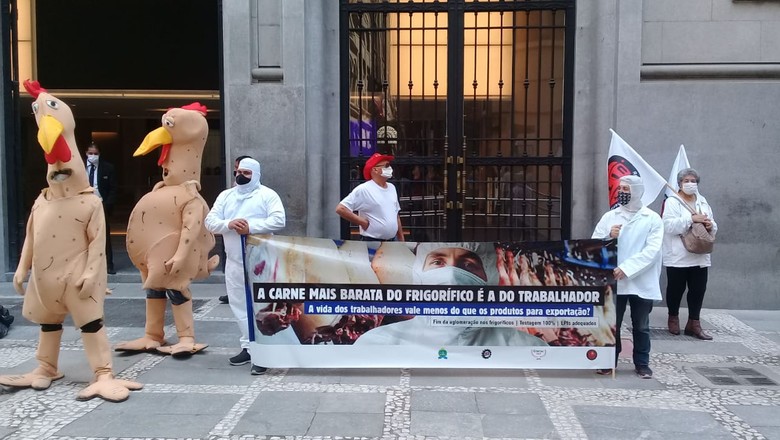 Protesto de trabalhadores de frigoríficos na B3 (Foto: Luiz Biajoni/Divulgação)