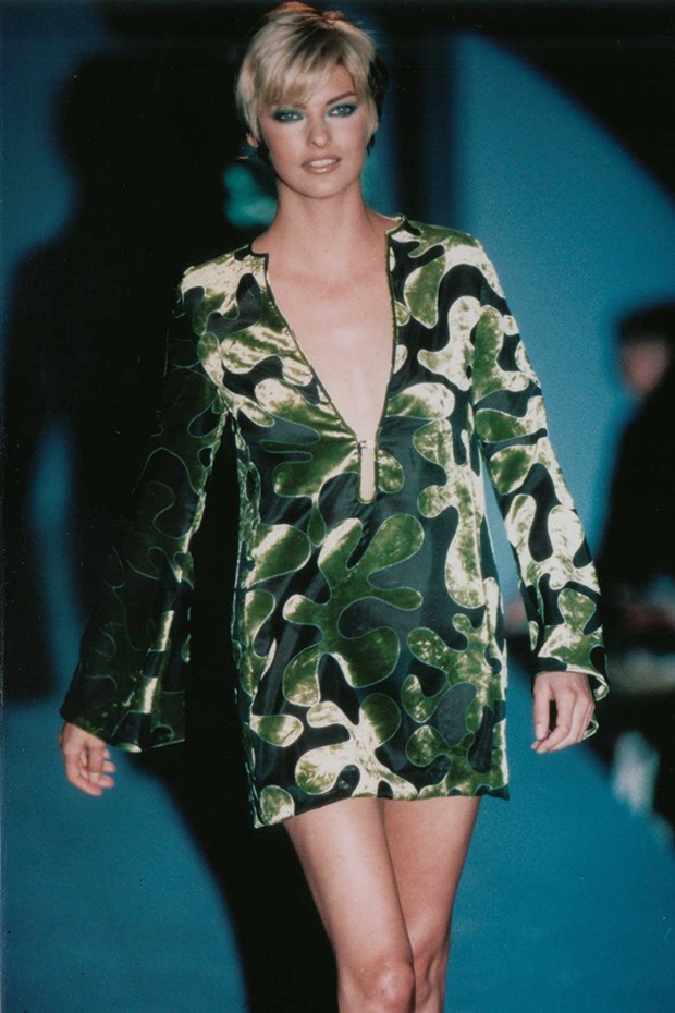 Linda Evangelista wears a now-legendary mini slip dress from the Spring/Summer 1996 collection (Foto: Gucci)