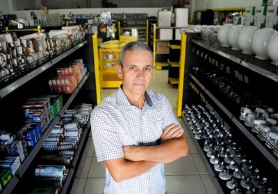 Empresário Haroldo Correa Neves dentro da nova Energiza (Foto: Renan Accioly / Agência Sebrae de Notícias)