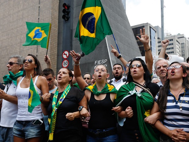 17/03 - Manifestantes protestam na Avenida Paulista, em São Paulo, contra o governo e a nomeação do ex-presidente Lula como ministro-chefe da Casa Civil (Foto: André Penner/AP)