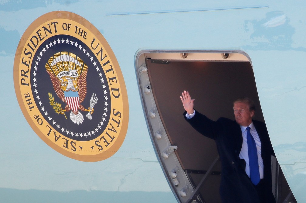 Donald Trump, presidente dos EUA, embarca no Air Force One rumo ao VietnÃ£ para encontro com Kim Jong-un â Foto: Jim Young/Reuters