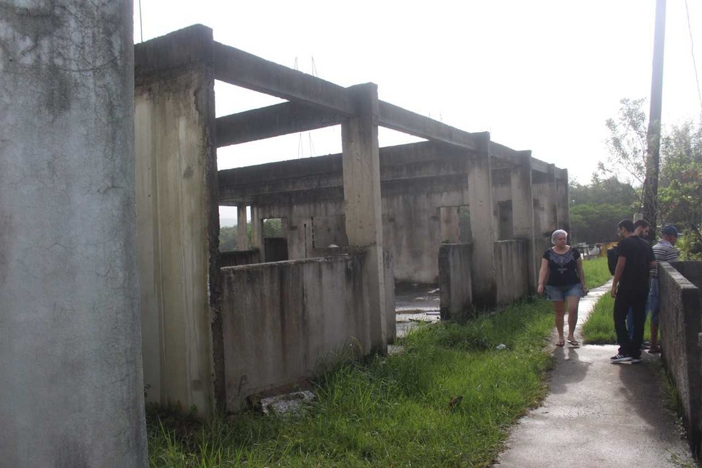 Obras inacabadas na Ilha Diana viram escombros em meio a moradias (Foto:  Matheus Guimarães)