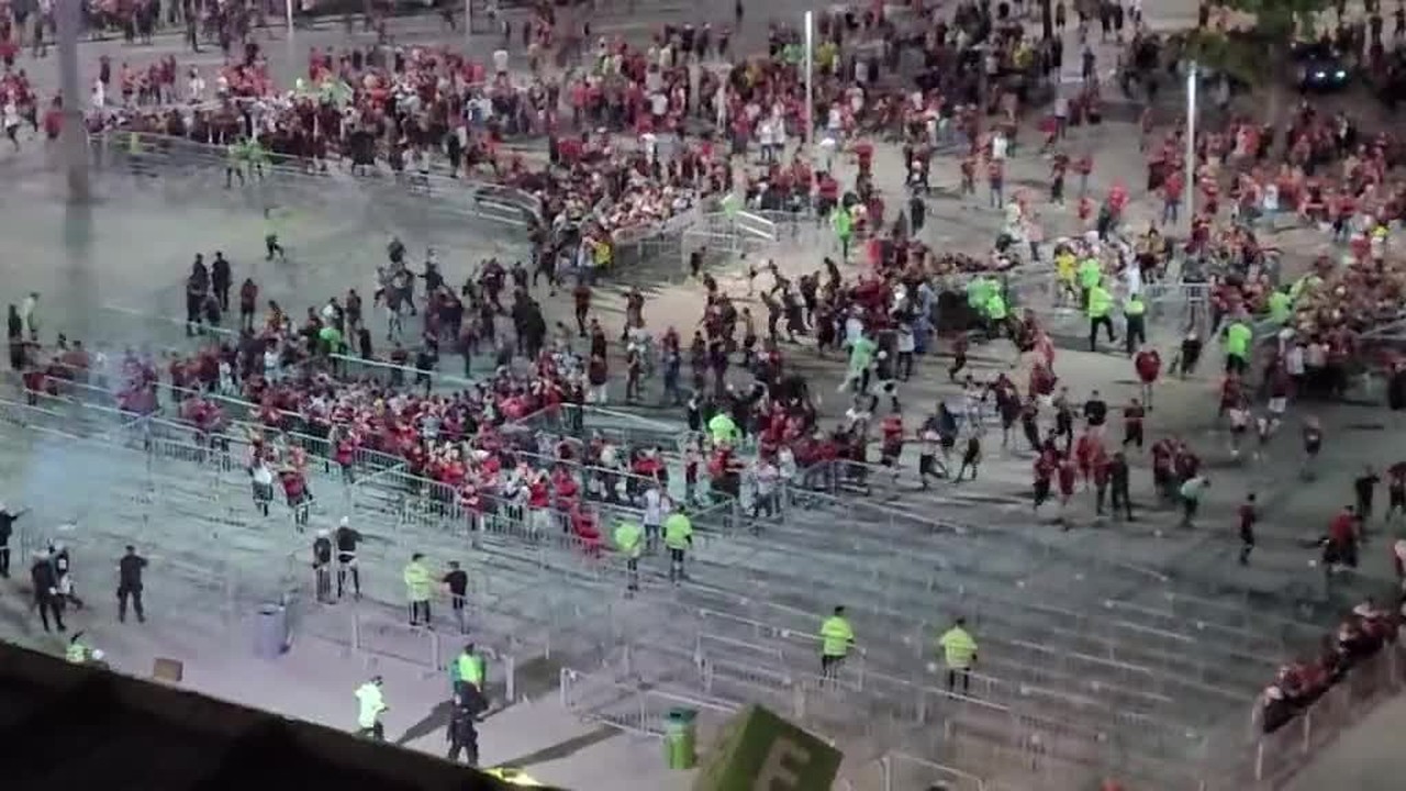 Torcedores do Flamengo invadem setor Norte do Maracan&atilde;