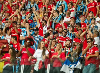 Dupla Gre-Nal define final com torcida mista e mais 4 mil colorados na Arena