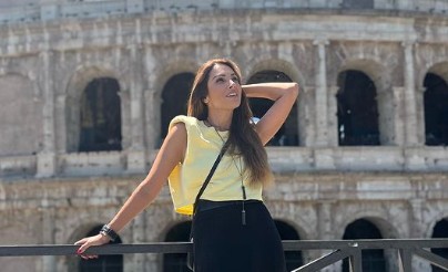 Patrícia Poeta posa em frente ao Coliseu, em Roma (Foto: Instagram)