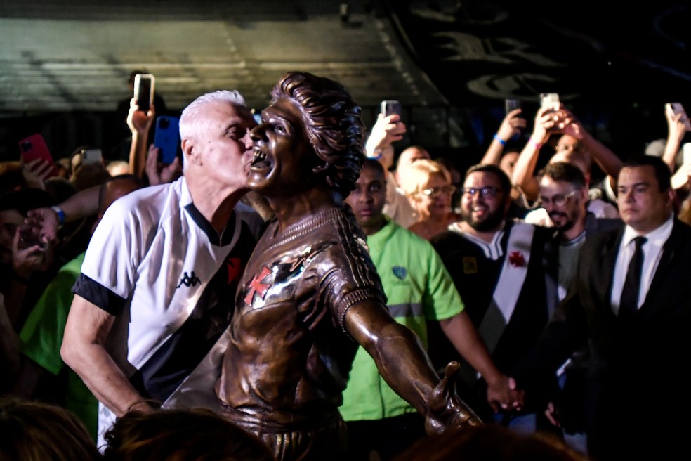 Roberto Dinamite beija a estátua em noite de inauguração em São Januário. Ídolo faleceu neste domingo — Foto: Thiago Ribeiro/AGIF