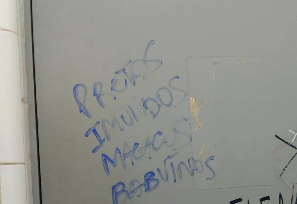 Mensagens foram encontradas em banheiro na biblioteca da UFSM — Foto: UFSM