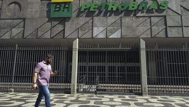 Três dias após novo reajuste, a Petrobras anunciou na segunda-feira que seu presidente, José Mauro Coelho, renunciou ao cargo (Foto: FABIO TEIXEIRA/ANADOLU AGENCY VIA GETTY IMAGES via BBC)