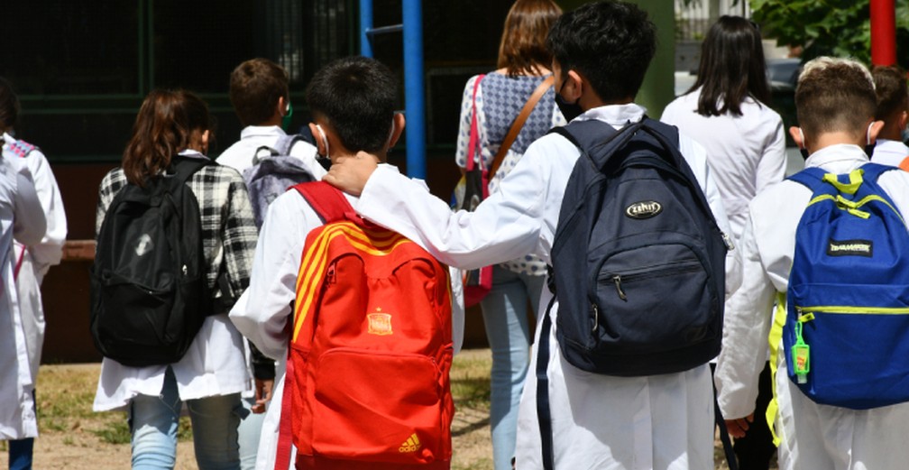 Alunos da Escola Nº 38 de Montevidéu, em foto de 1º de março de 2021 — Foto: Cortesia ANEP
