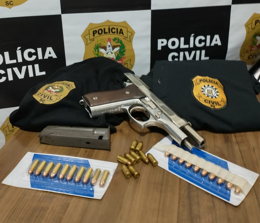 Arma apreendida com suspeito de estupros em série — Foto: Polícia Civil/Divulgação