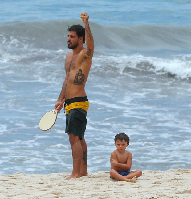 Juliano Cazarré curte praia com os filhos, Vicente e Inácio (Foto: AgNews)