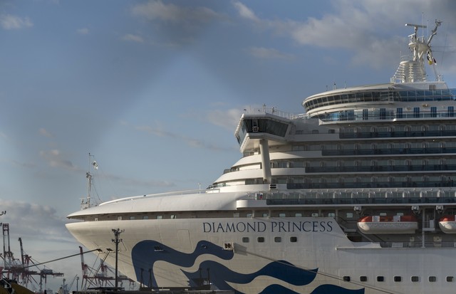 YOKOHAMA, JAPAN - FEBRUARY 19: The quarantined Diamond Princess cruise ship sits docked at Daikoku Pier on February 19, 2020 in Yokohama, Japan. About 500 passengers who have tested negative for the coronavirus (COVID-19) will be allowed to disembark the  (Foto: Getty Images)