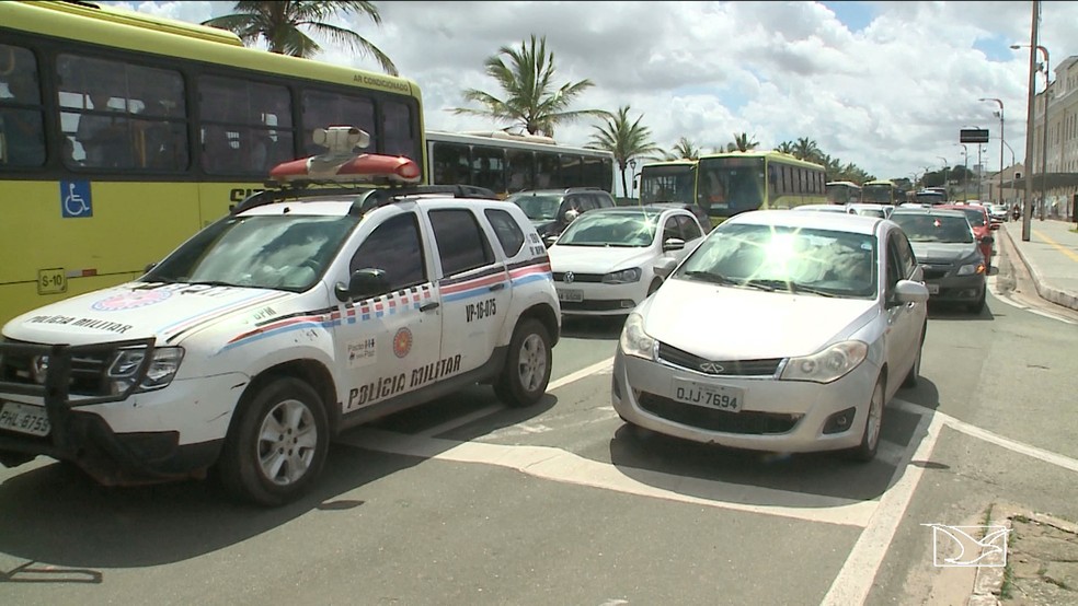 TrÃ¢nsito na Avenida Beira-Mar ficou lento durante manifestaÃ§Ã£o de professores (Foto: ReproduÃ§Ã£o/TV Mirante)