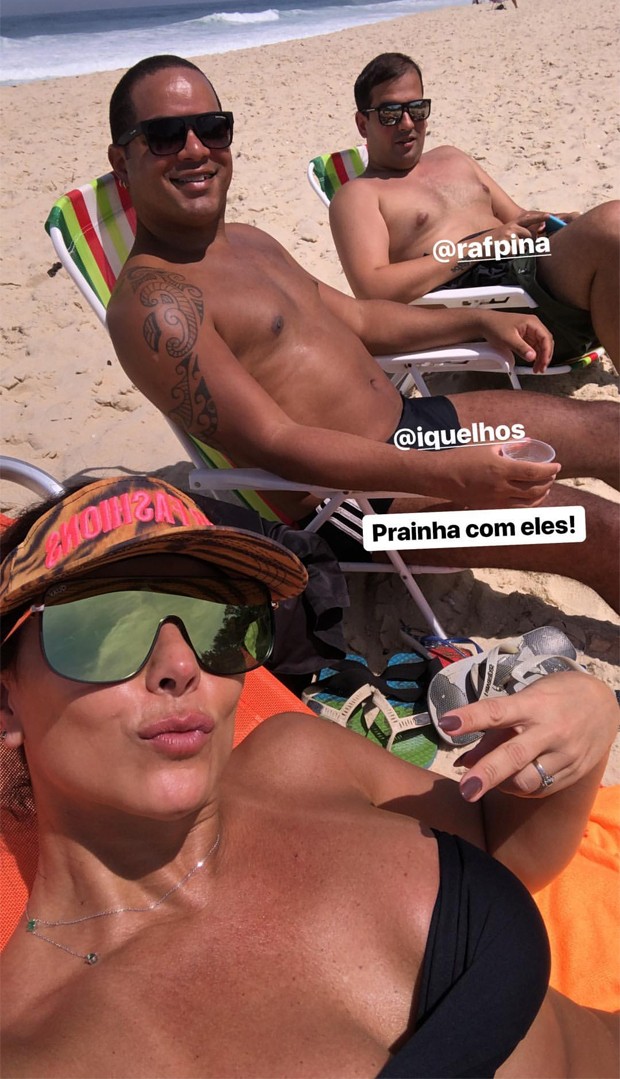 Viviane Araújo com amigos (Foto: Reprodução/Instagram)