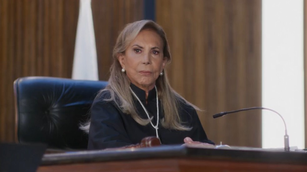 Em 'Cara e Coragem', a juíza, uma participação especial da atriz Arlete Salles, condena os vilões Danilo (Ricardo Pereira) e Regina (Mel Lisboa) a 30 anos de prisão — Foto: TV Globo