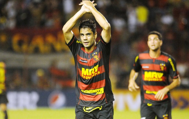 Henrique comemora o primeiro gol do Sport sobre a Portuguesa (Foto: Aldo Carneiro / Pernambuco Press)