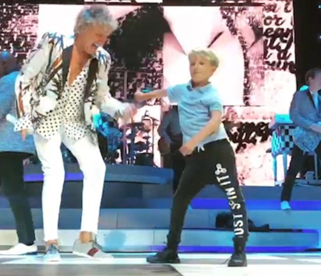O músico Rod Stewart observando a dança de seu filho caçula durante um show (Foto: Instagram)