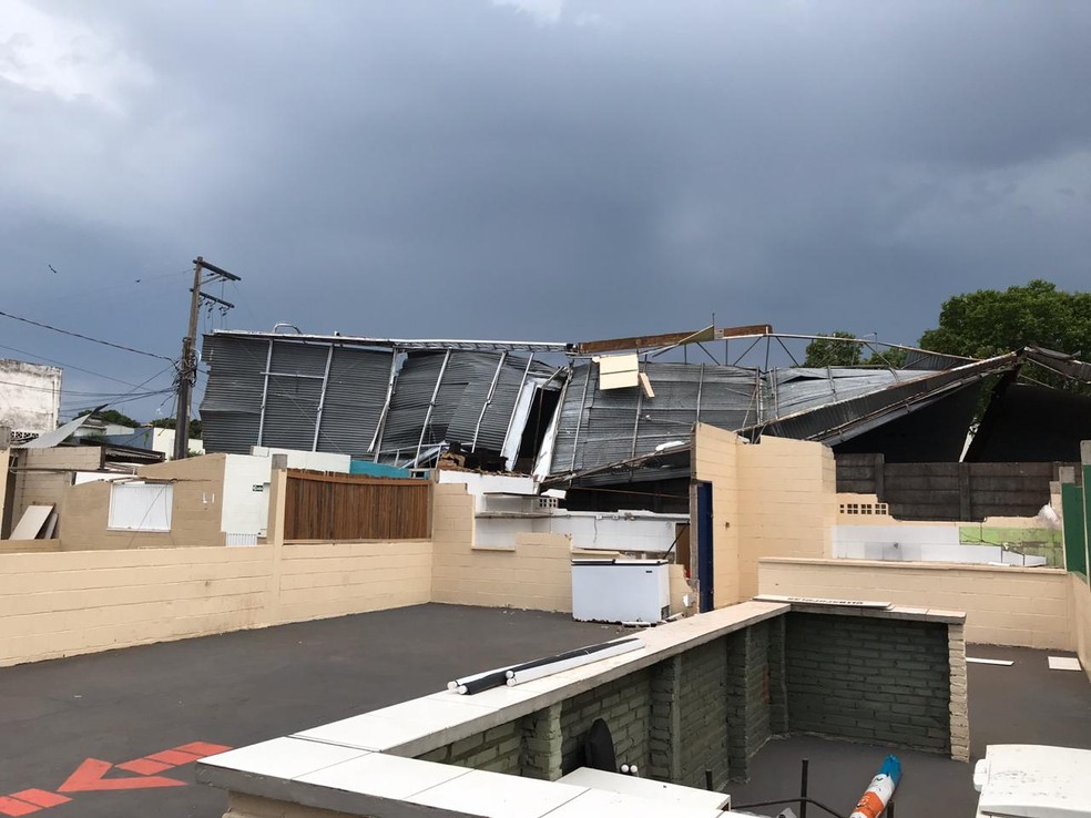Vendaval derrubou cobertura no Poliesportivo de Adamantina — Foto: Siga Mais/Cedida