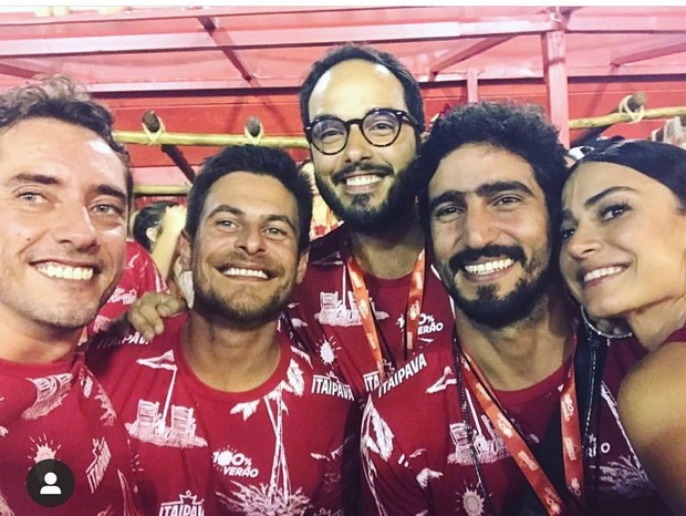 Léo Rosa (centro) curte Sapucaí com amigos e famosos (Foto: Reprodução/Instagram)
