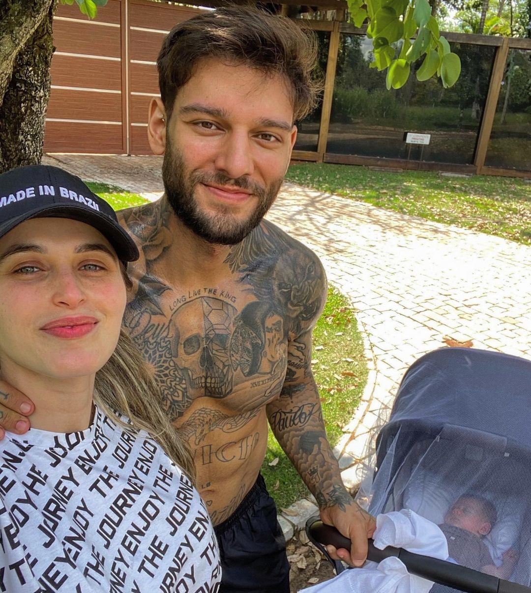 Lucas Lucco e Lorena Carvalho passeiam com filho (Foto: Reprodução/Instagram)