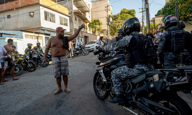 Homem protesta após operação policial que matou ao menos 22 pessoas na Vila Cruzeiro