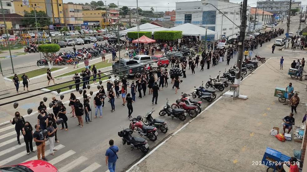 Protesto aconteceu na frente da Catedral em Cruzeiro do Sul — Foto: Gledisson Albano/ Rede Amazônica Acre 