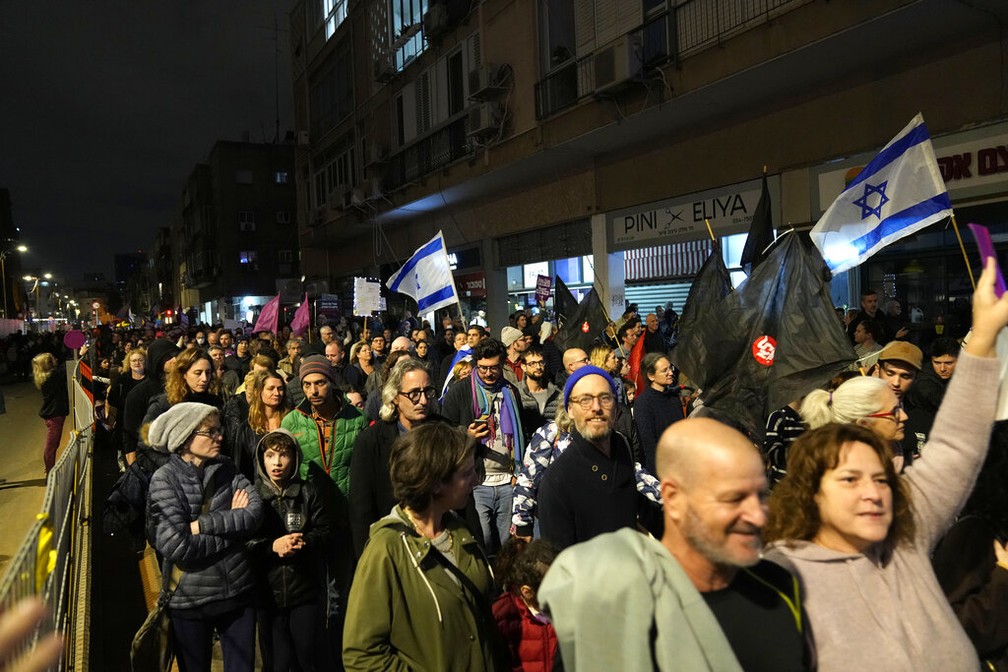 Milhares de pessoas protestam em Tel Aviv contra os planos do governo de Israel de tirar poder do judiciário, em 14 de janeiro de 2023. — Foto: Ronen Zvulun/ Reuters