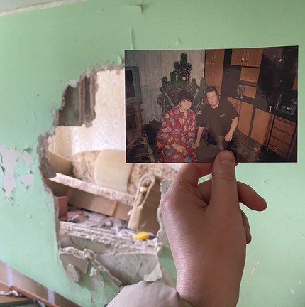 Voluntária russa encontra foto de família em apartamento destruído por bombardeios em Mariupol — Foto: Ekaterina Diachkova/Agência O Globo
