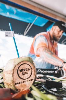 O DJ Rapha Lima manteve o clima do passeio animado, enquanto a água de coco fornecida pela NIVEA Sun hidratou os convidados 