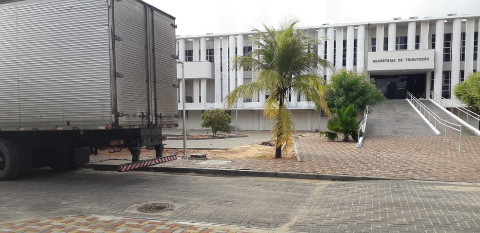 Carga de cosm&Atilde;&copy;ticos sem nota avaliada em R$ 2,7 milh&Atilde;&micro;es estava dentro de caminh&Atilde;&pound;o no interior do RN &acirc;Â€Â” Foto: Klenyo Galv&Atilde;&pound;o/Inter TV Cabugi