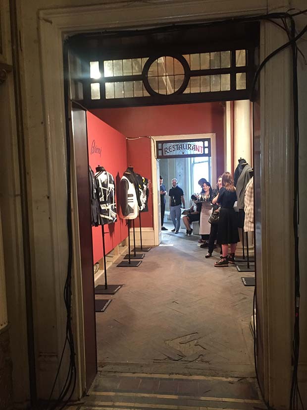 The Brioni installation at the abandoned hotel that the RCA used for its fashion degree show (Foto: @SuzyMenkesVogue)