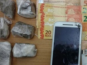 Drogas e dinheiro achados com menores pela PM em São Pedro (Foto: Divulgação/PM)