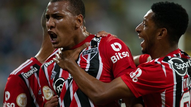 Luizão e jogadores do São Paulo comemoram gol contra o Cuiabá