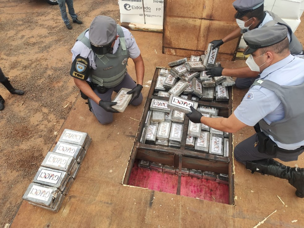 Policiais retirando droga de dentro de fundo falso em Guaraçaí — Foto: Divulgação/Polícia Militar Rodoviária de Araçatuba 