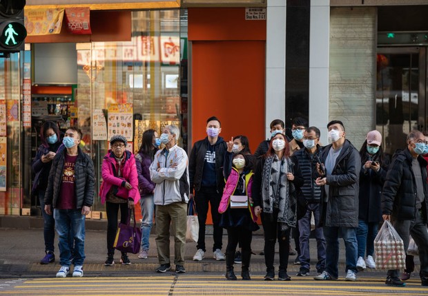 Residentes em Wuhan, na China, usam máscaras como prevenção ao coronavírus (Foto: Alda Tsang / Echoes Wire/Barcroft Media via Getty Images)