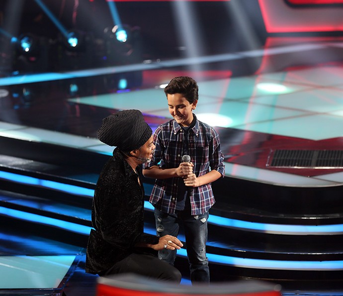 Gabriel Gava conversa com Carlinhos Brown após soltar a voz no The Voice Kids (Foto: Isabella Pinheiro/Gshow)