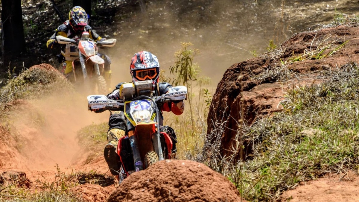 Aventura sobre duas rodas enduro e motocross são opções de lazer no
