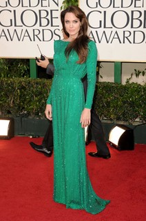 Angelina Jolie chegou à premiação com um esmeralda da Atelier Versace em 2011