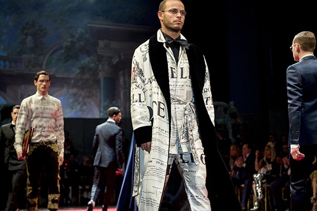 The menswear collection included elegant robes for upscale slouching... (Foto: DOLCE & GABBANA)