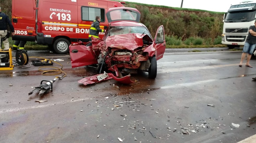 Duas pessoas morreram e outras trÃªs ficaram feridas em acidente na BR-158 (Foto: RÃ¡dio MissÃµes)