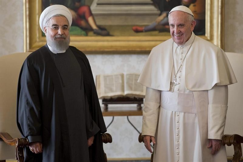 Sob forte segurança, Rohani se reúne com Papa no Vaticano - Época ...