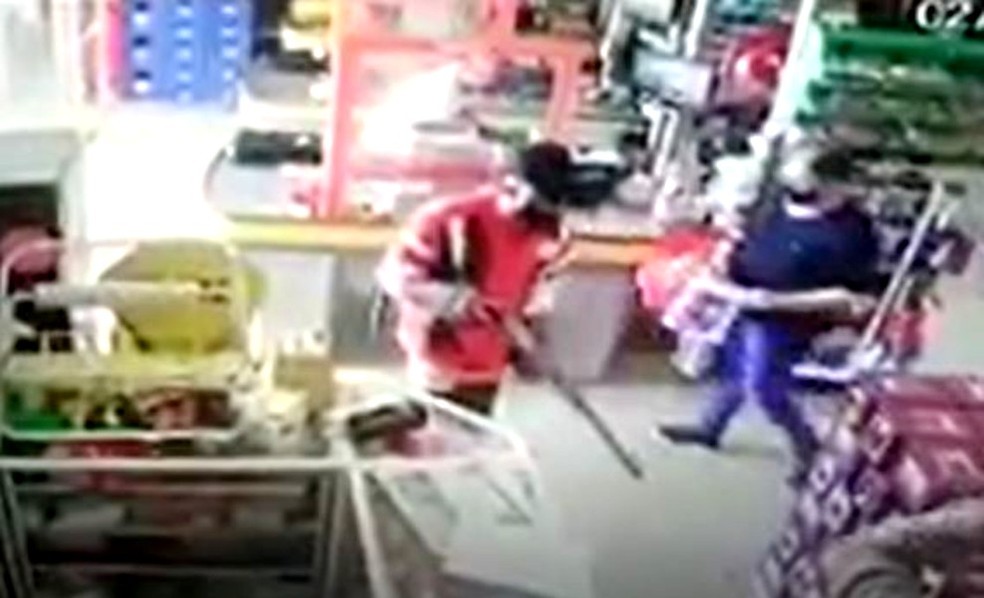 Dupla armada com espingarda assalta supermercado em Mar&iacute;lia &mdash; Foto: C&acirc;mera de seguran&ccedil;a/Reprodu&ccedil;&atilde;o