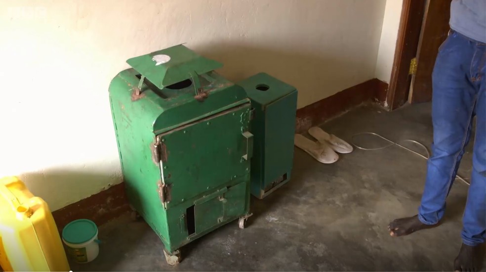 O aparelho usa material orgÃ¢nico para gerar energia (Foto: BBC/DivulgaÃ§Ã£o)