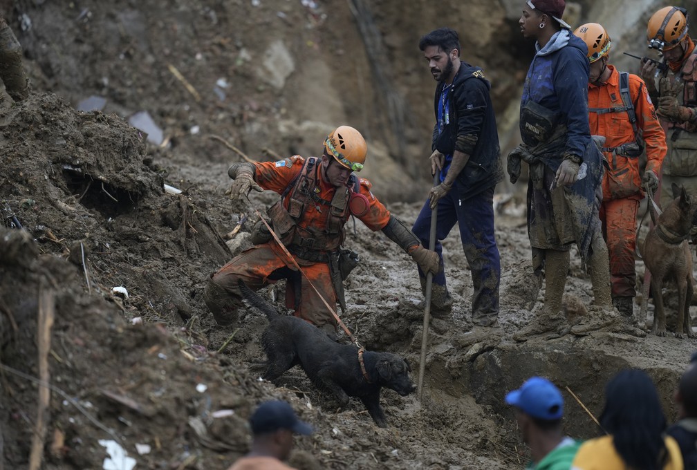Bombeiros trabalham na busca por sobreviventes após temporal e deslizamentos em Petrópolis (RJ)  — Foto: Silvia Izquierdo/AP