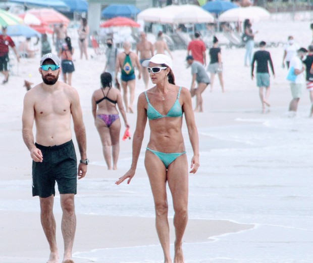 Fernanda Venturini com amigo na praia (Foto: Daniel Delmiro/Agnews)